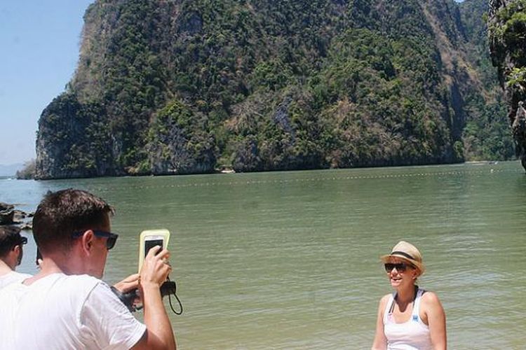 Wisatawan berfoto di James Bond Island, Phuket, Thailand, akhir Februari lalu. Tempat yang dulu bernama Phang Nga Bay ini menjadi lebih dikenal dengan nama James Bond Island sejak menjadi lokasi shooting film The Man with the Golden Gun yang menampilkan si agen rahasia yang diperankan Roger Moore pada 1974.