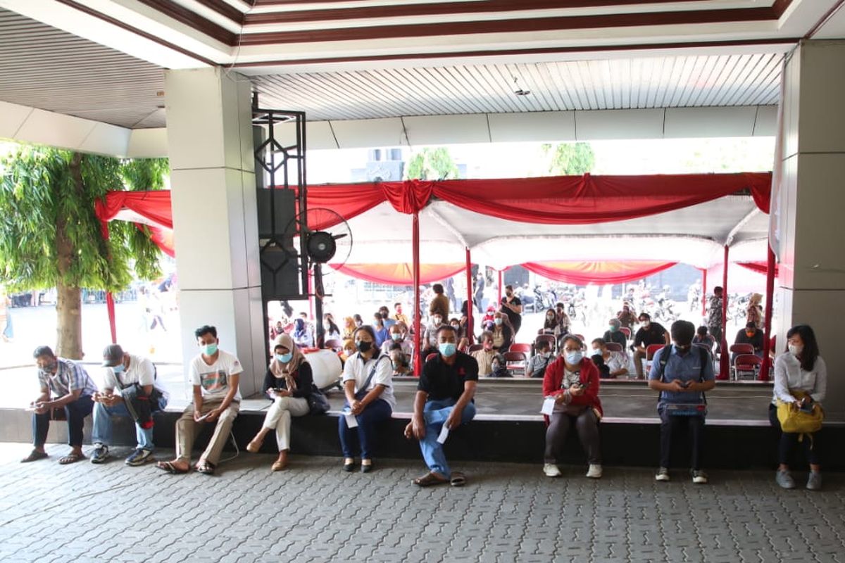 Penyelenggaraan vaksinasi di Sentra Vaksinasi Gradhika, Gedung Gradhika Bhakti Praja, Kota Semarang sempat membludak sejak dibuka, Selasa (8/6/2021).