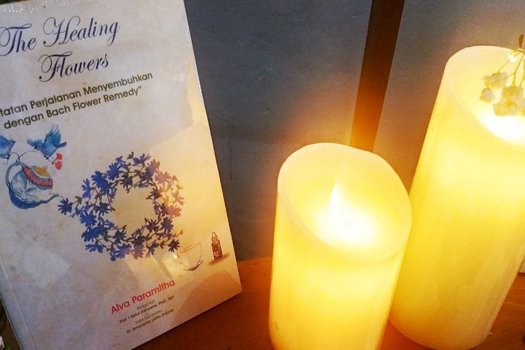 Alva Paramitha, psikolog pendidikan dan juga praktisi penyembuhan meluncurkan buku pertamanya The Healing Flower: Catatan Perjalanan Menyembuhkan dengan Bach Flower Remedy di Cikini, Jakarta (27/4/2019).