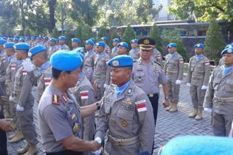 Kapolri Jenderal Pol Sutarman (kiri), saat mengecek kesiapan pasukan Satgas Formed Police Unit (FPU) Indonesia VII yang akan diberangkatkan ke Darfur, Sudan, di Lapangan Baharkam Mabes Polri, Jakarta, Rabu (26/11/2014)