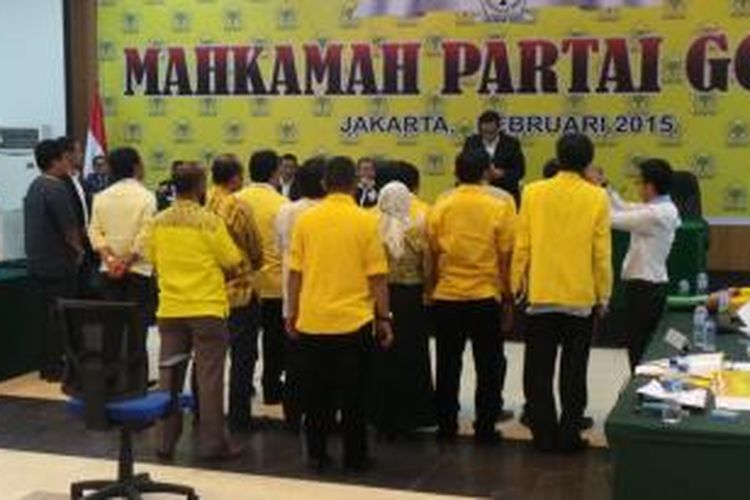 Suasana pengambilan sumpah pada belasan saksi yang dihadirkan kubu Aburizal Bakrie dalam persidangan Mahkamah Partai, di Kantor DPP Partai Golkar, Jakarta, Rabu (25/2/2015).