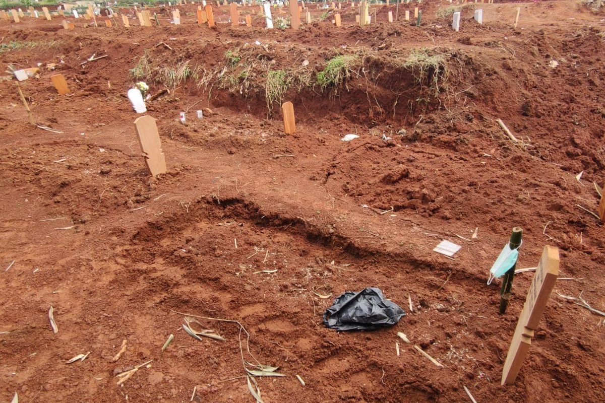 Sejumlah makam pasien Covid-19 di di Tempat Pemakaman Umum (TPU) Pasir Putih, Sawangan, Kota Depok, Jawa Barat, amblas, Kamis (22/7/2021).