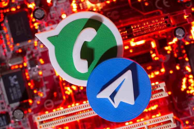 Ilustrasi logo aplikasi WhatsApp dan Telegram. 