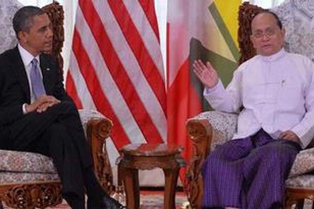 Presiden AS, Barack Obama melakukan pembicaraan dengan Presiden Myanmar, Thein Sein, di Naypyidaw, Senin (19/11/2012). Obama menjadi presiden AS pertama yang berkunjung ke Myanmar.