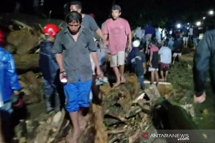 
Sejumlah warga tengah membersihkan material dengan tangan kosong yang terbawa saat banjir bandang menerjang Desa Rogo, Kecamatan Dolo Selatan, Kabupaten Sigi, Sulawesi Tengah, Minggu (30/8/2021) malam. ANTARA/HO
