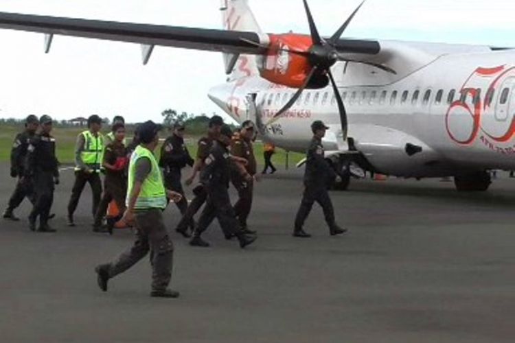 Penjemputan 4 tersangka korupsi dana APBD 2016 senilai Rp 360 miliar di bandara Tampa Padang, Mamuju, Sulawesi Barat, ricuh. Puluhan keluarga protes lantaran tersangka diborgol dan dinilai terlalu berlebihan.