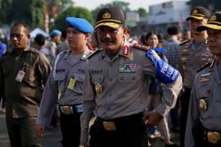 Kapolri Jenderal Polisi Badrodin Haiti meninggalkan upacara pasukan Operasi Ramadniya 2016 di lapangan Polda Metro Jaya, Jakarta, Kamis (30/6/2016). Operasi gabungan TNI, Polri, dan instansi terkait lainnya tersebut untuk pengamanan perayaan Idul Fitri 1437 H termasuk arus mudik dan balik Lebaran.