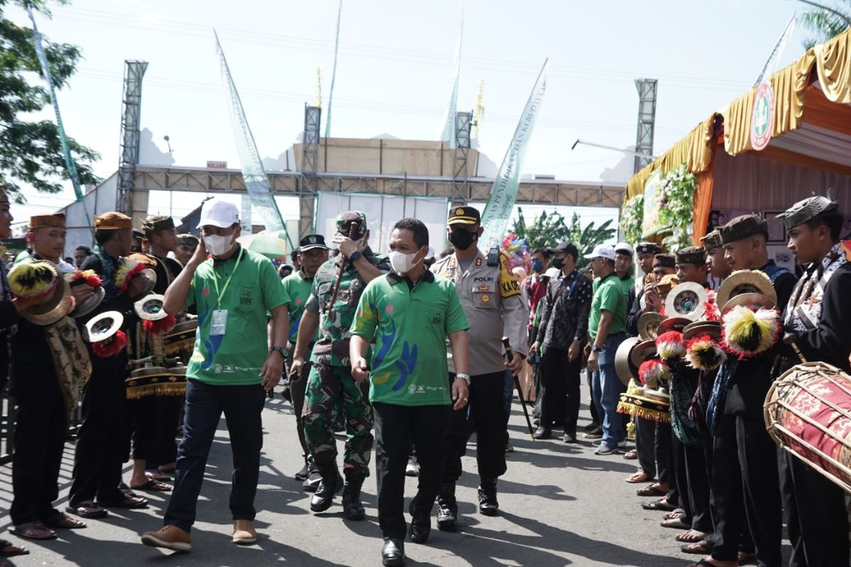 Bupati Lumajang Thoriqul Haq saat kunjungi expo pendidikan dan kebudayaan di KWT Lumajang, Rabu (25/5/2022)