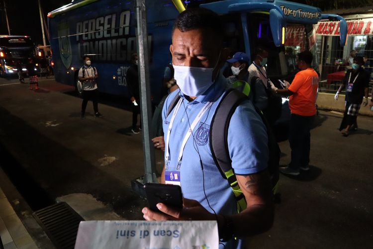 Pemain asing Persela Lamongan Jose Wilkson melakukan scan Peduli Lindungi sebelum masuk ke stadion.