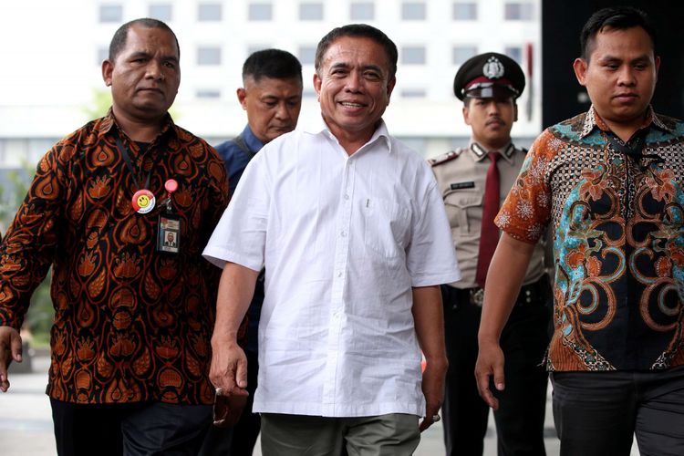 Gubernur Aceh, Irwandi Yusuf (baju putih) tiba di Gedung Komisi Pemberantasan Korupsi, Jakarta, Selasa (4/7/2018). 