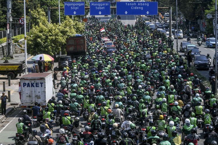 Iring-iringan pengemudi ojek online (ojol) mengantarkan jenazah Affan Kurniawan ke TPU Karet Bivak di Jakarta, Jumat (29/8/2025). Jenazah pengemudi ojol  Affan Kurniawan yang meninggal dunia usai terlindas mobil rantis Brimob saat Aksi 28 Agustus  itu dimakamkan di TPU Karet Bivak.