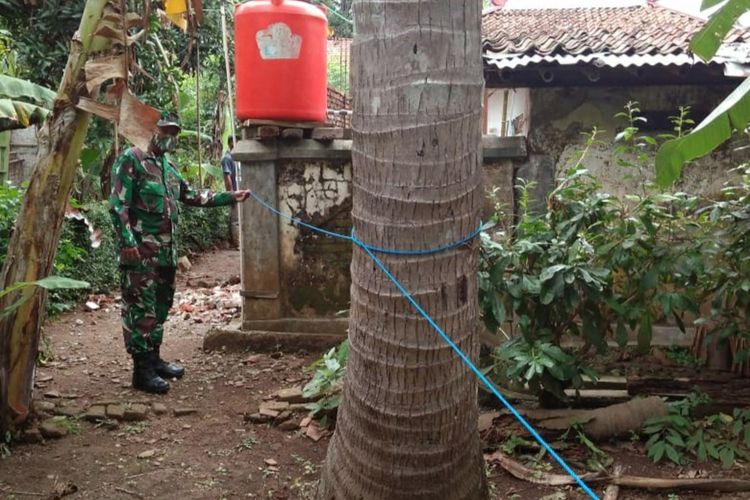 Tali sebagai penanda dari rumah Runtikah (83) ke kamar mandi milik tetangganya di Desa Kradenan, Kecamatan Ambal, Kabupaten Kebumen, Jawa Tengah.