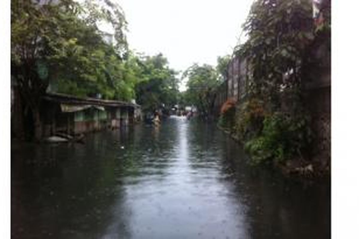  Perumahan Pakuwon, Cengkareng terendam banjir hingga sepinggang orang dewasa. Warga perumahan ini mengungsi ke posko banjir terdekat karena tempat tinggalnya mulai tak layak dihuni. Foto diambil pada Rabu (11/02/2015).