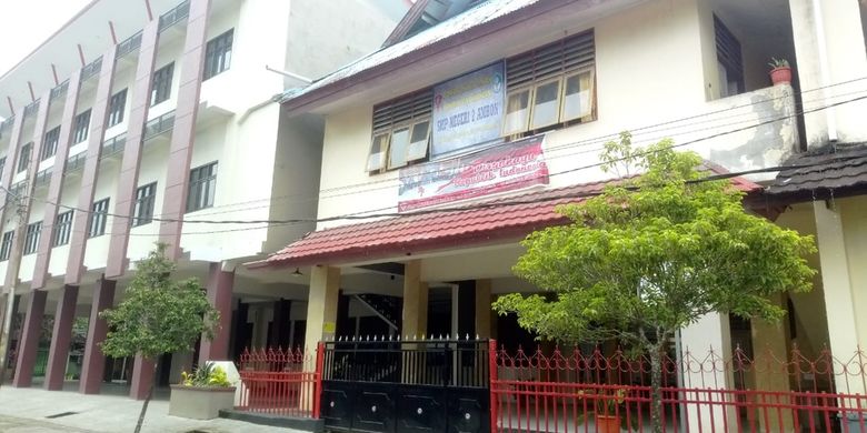 Sekolah Menengah Pertama (SMP) Negeri 2 Ambon yang berada di kawasan Perigi Lima, Kecamatan Nusaniwe Ambon tutup pascagempa 5,2 magnituo. Selain SMP ini, seluruh sekolah lain di Kota Ambon juga tutup sejak Jumat (11/10/2019)