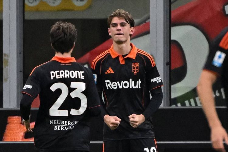 Nico Paz (kanan) merayakan gol dalam pertandingan sepak bola Serie A Liga Italia antara AC Milan vs Como di Stadion San Siro di Milan, Italia utara, pada 18 Februari 2026. (Foto oleh Piero CRUCIATTI / AFP)