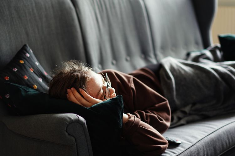 Tidur di depan televisi bisa menurunkan kualitas tidur kita.
