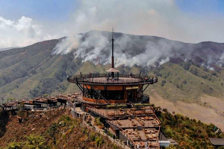 Api membakar hutan dan lahan (karhutla) kawasan Gunung Bromo terlihat di Pos Jemplang, Malang, Jawa Timur, Sabtu (09/09).