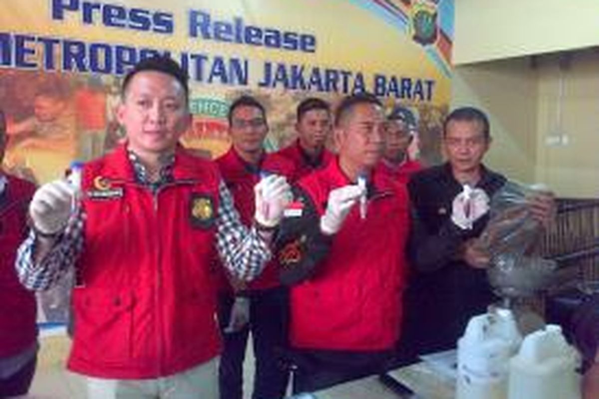 Kepala Satuan Reserse Kriminal Polres Jakarta Barat, Ajun Komisaris Besar Putu Putera Sadana menunjukan hasil tes kikil berformalin buatan enam rumah produksi kikil di Semanan, Jakarta Barat, Kamis (12/3/2015)