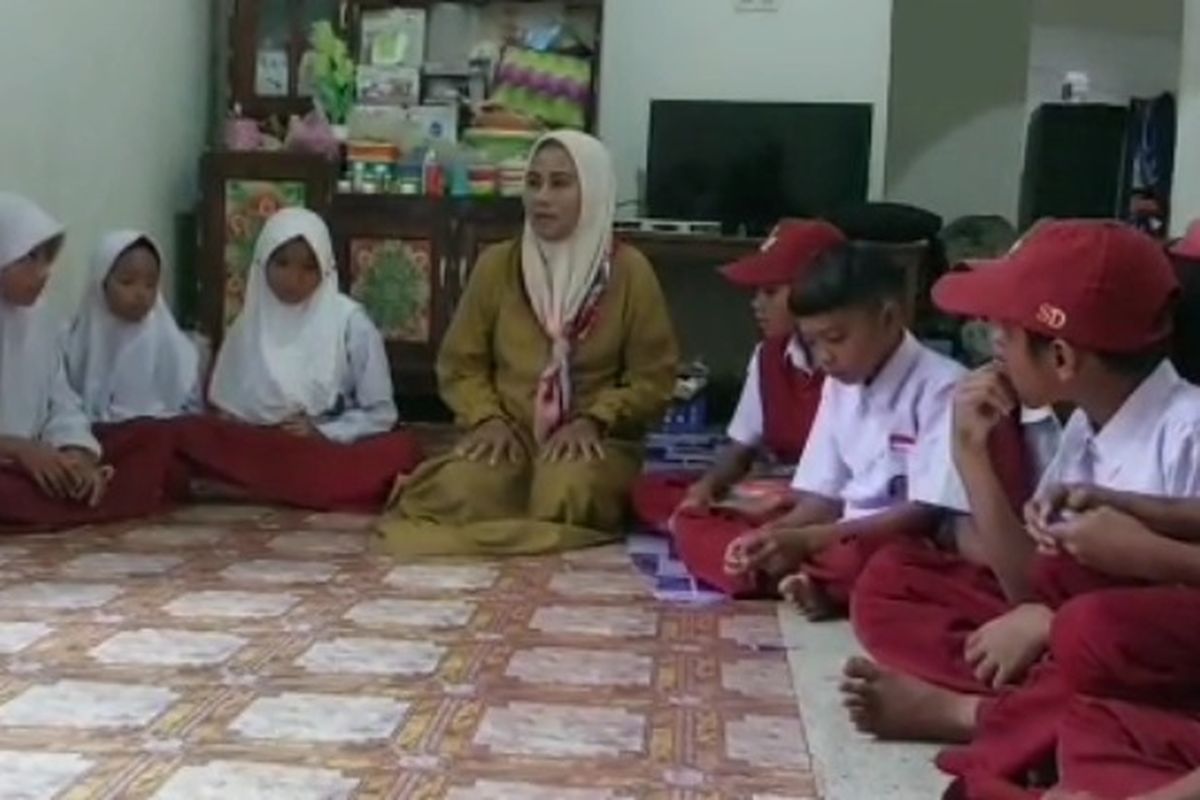 Murid Sekolah Dasar Negeri (SDN) 356 Desa Papakaju, Kecamatan Suli, Kabupaten Luwu, Sulawesi Selatan, Rabu (07/06/2022) pagi, masih belajar dan ujian melantai di rumah guru dan kepala sekolah.