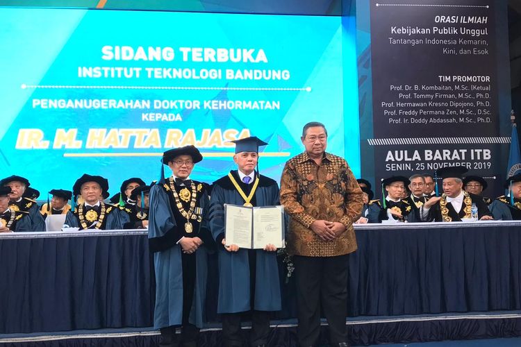 Rektor ITB Kadarsah Suryadi berfoto bersama Hatta Rajasa dan mantan Presiden Soesilo Bambang Yudhoyono, Senin (25/11/2019).