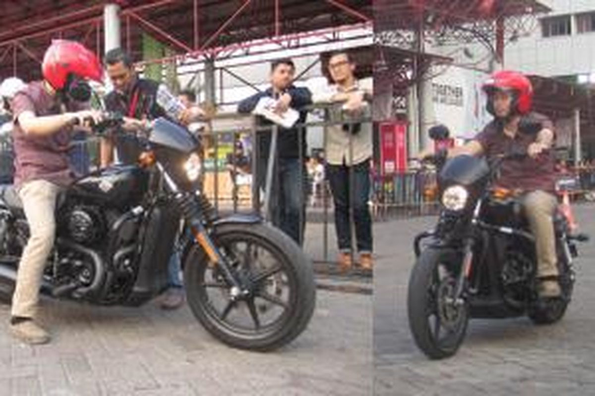 Salah satu pengunjung yang sedang menjajal Harley Davidson.