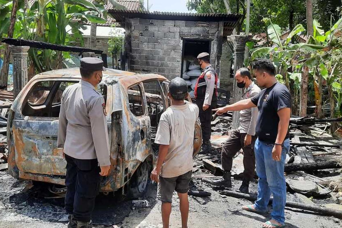 Mobil Daihatsu Xenia milik warga Desa Gesikan, Kecamatan/Kabupaten Kebumen, Jawa Tengah, ludes terbakar, Sabtu (17/9/2022).