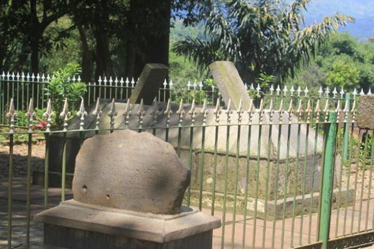 Makam Eyang Dalem Arief Muhammad, penyebar agama Islam di daerah Leles, Garut yang terletak di sebelah Candi Cangkuang.
