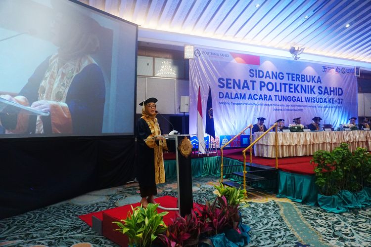 Upacara wisuda 417 lulusan Politeknik Sahid yang digelar pada Kamis, 8 Desember 2022.