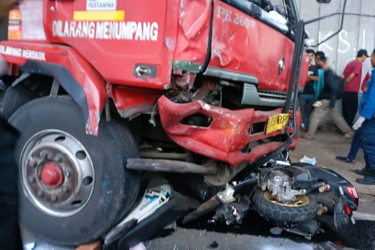 Truk BBM Pertamina terlibat kecelakaan maut di Jalan Raya Alternatif Cibubur atau Transyogi, wilayah Bekasi, Jawa Barat, Senin (18/7/2022). Truk Pertamina tersebut menabrak dan menewaskan delapan pengendara motor. Kecelakaan diduga akibat rem truk yang blong.