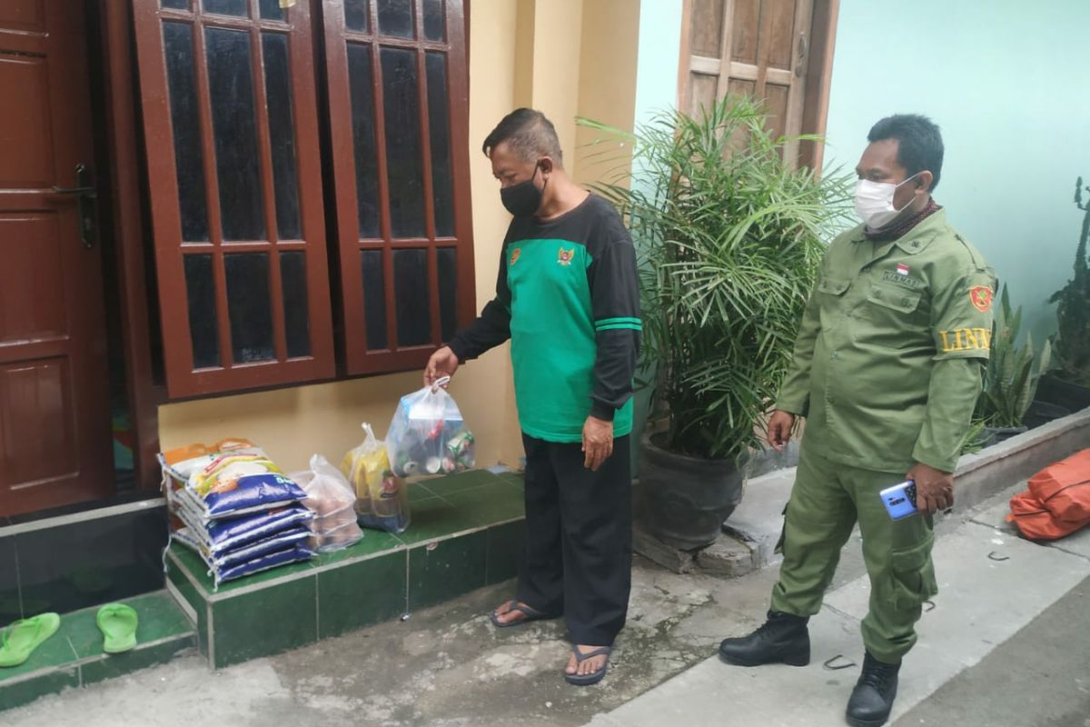 Pemkot Kediri, Jawa Timur membagikan sembako kepada warga RT 03 RW 04 Kelurahan Setonopande yang tengah menjalani isolasi mandiri. 