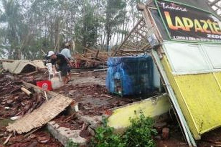 Rumah makan milik Sulistiyono (56), warga Jalan Cempaka Kelurahan Gebang, Kecamatan Patrang, Jember Jawa Timur, ambruk akibat terjangan angin puting beliung, Jumat (21/11/2014).