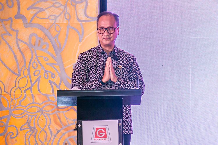 Menteri Perindustrian Agus Gumiwang Kartasasmita memberikan sambutan di acara GAPMMI, Jakarta, Senin (5/12/2022).