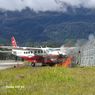 Pesawat Amole Air Terbakar Usai Tabrak Pos Kopasgat di Bandara Aminggaru Puncak Papua