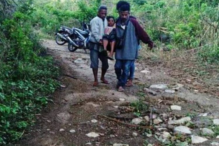 Foto : Saat Karolina Karo (37), seorang ibu hamil asal Desa Liselande, Kecamatan Kotabaru, Kabupaten Ende, Flores, NTT digotong saat melintasi jalan rusak, Kamis (12/12/2019).