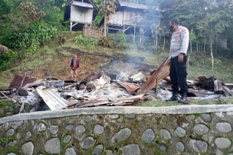 Pasangan suami istri di Kabupaten Bima terpaksa dilarikan ke Rumah Sakit setelah dibacok oleh sekelompok orang karena diduga dukun santet. Sementara rumahnya dibakar.