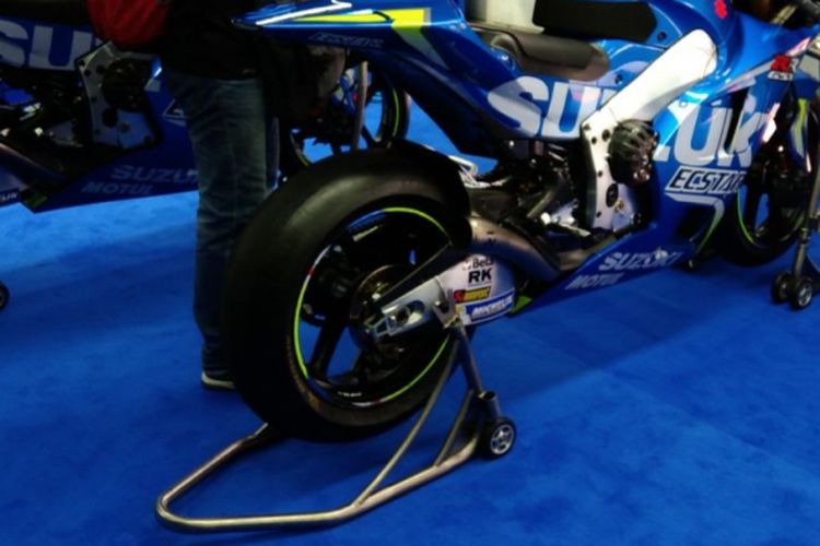 Contoh paddock stand yang digunakan pada motor balap MotoGP Suzuki Esctar di Sepang, Malaysia, Jumat(27/10/2017). 