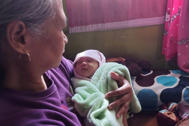 Bayi mungil ditemukan di dalam sebuah karung di Bandung Barat, Minggu (23/10/2022).