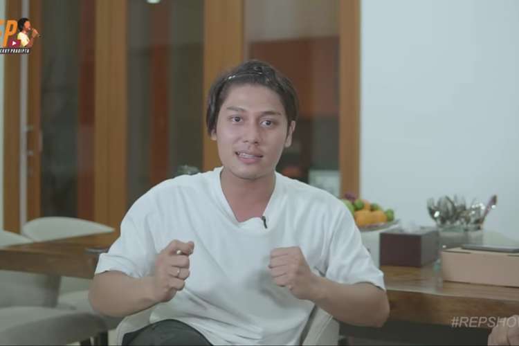 Artis Rizky Billar, suami penyanyi Lesti Kejora saat berbincang dengan Rian vokalis D'MASIV.