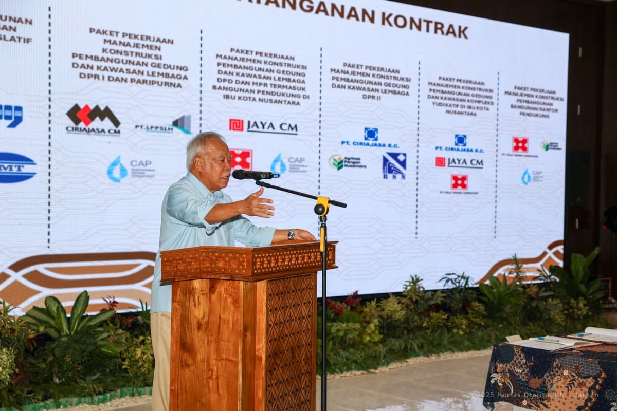 Kepala Otorita IKN Basuki Hadimuljono memberikan arahan dalam acara penandatanganan enam kontrak dan menggelar pre-construction meeting (PCM) di Kantor Kementerian Koordinator (Kemenko) 4, Nusantara, Senin (10/11/2025).
