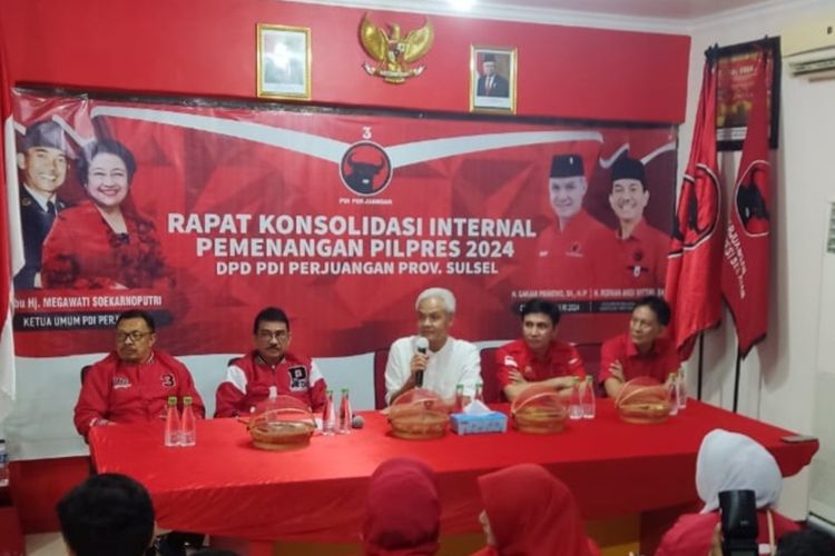 Capres PDIP Ganjar Pranowo saat Silaturahmi dengan DPD PDI Perjuangan Sulsel di Jalan Gunung Bawakaraeng, Kota Makassar, Jumat (28/4/2024) malam.