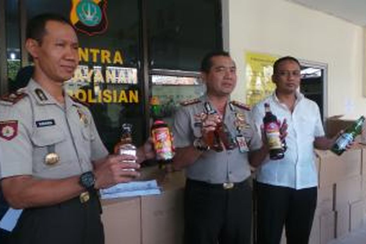 Aparat Polsek Jatinegara menggagalkan pengiriman ilegal minuman keras. Rabu (9/9/2015).