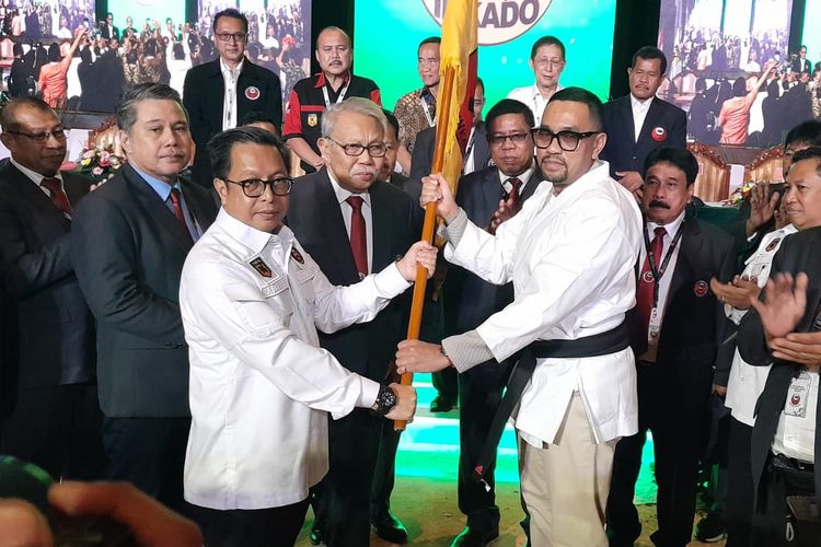Ahmad Sahroni (kanan) terplih secara aklamasi menjadi Ketua Umum PB Indonesia Karate Do (Inkado) pada Jumat (4/11/2022).
