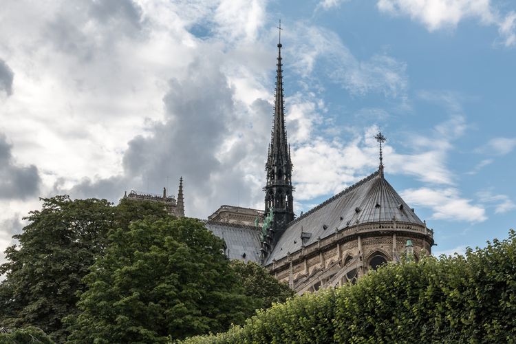 Ilustrasi puncak menara Katedral Notre Dame di Paris, Perancis.