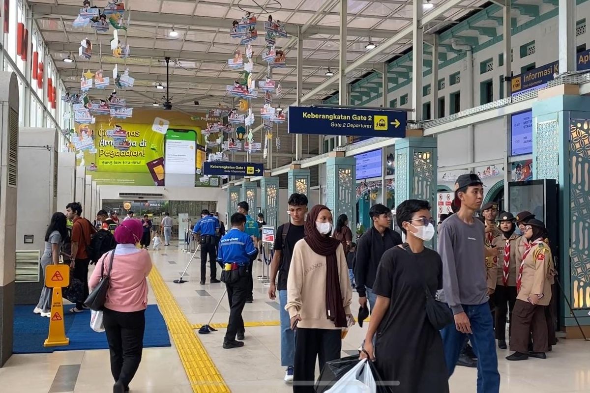 Jumlah Penumpang Keberangkatan Kereta Api di Stasiun Senen dan Gambir Masih Ramai Usai Lebaran