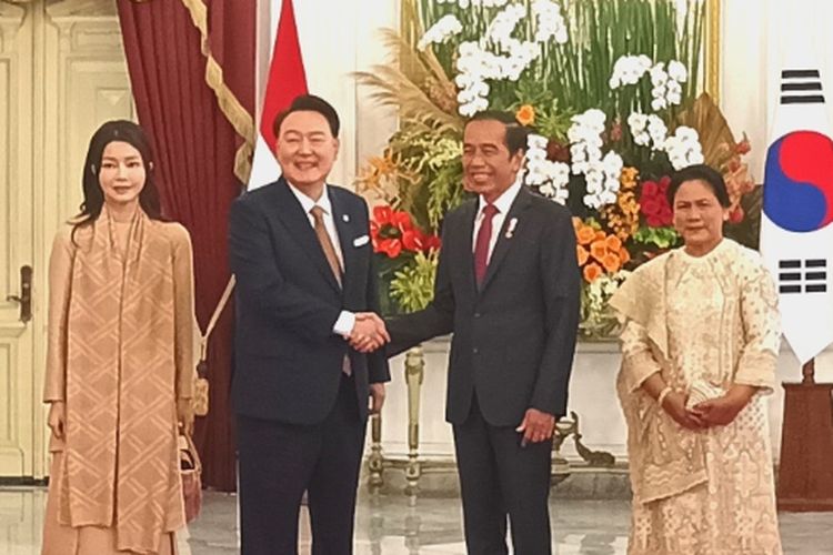 Presiden Joko Widodo dan Ibu Negara Iriana Joko Widodo saat menerima kunjungan Presiden Korea Selatan Yoon Suk Yeol dan Ibu Negara Korea Selatan Kim Keon Hee di Istana Merdeka, Jakarta, Jumat (8/9/2023).