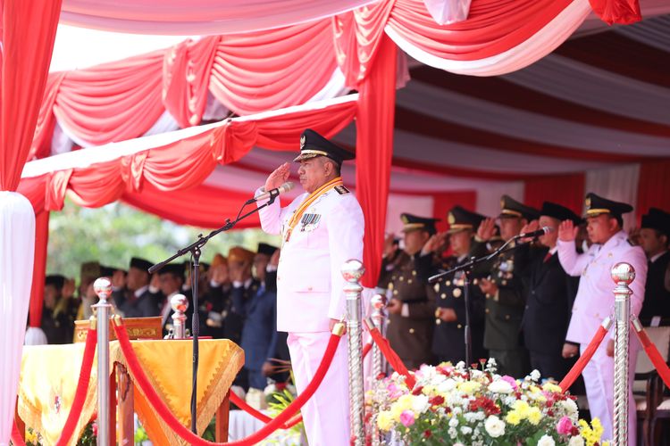 Bupati Siak Alfedri saat mengikuti Upacara Peringatan Detik-Detik Proklamasi Kemerdekaan Republik Indonesia dan Pengibaran Bendera Merah Putih di Lapangan Upacara Kantor Bupati Siak, Sabtu (17/8/2024).
