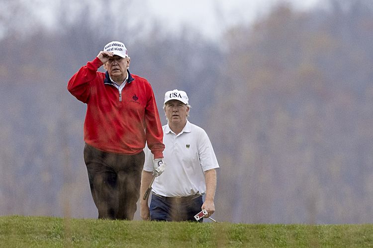 Presiden Amerika Serikat (AS) Donald Trump bermain golf di Taman Nasional Golf Trump di Sterling, Virginia, pada 21 November 2020. Trump bermain golf di tengah upayanya menentang hasil Pilpres AS yang memenangkan Joe Biden.