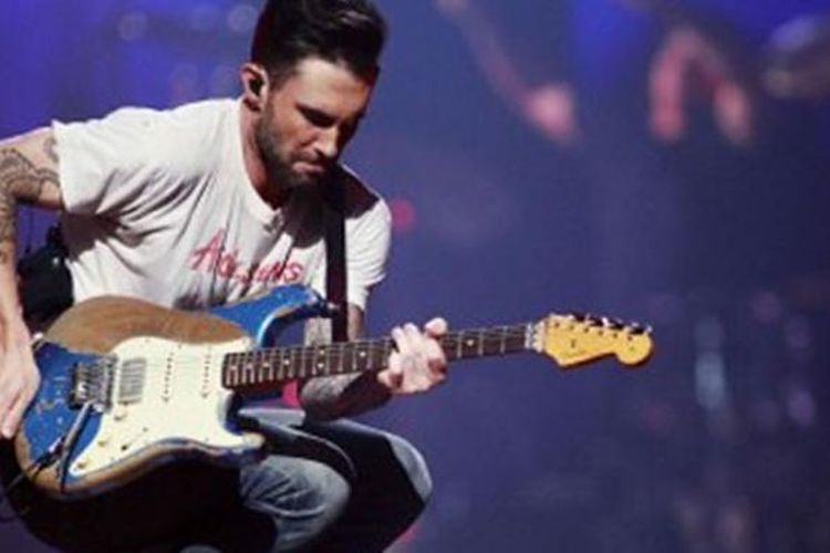 Vokalis Maroon 5 Adam Levine melompat saat grup band mereka tampil dalam Festival Musik iHeartRadio di Las Vegas, Nevada, Sabtu (21/9/2015).