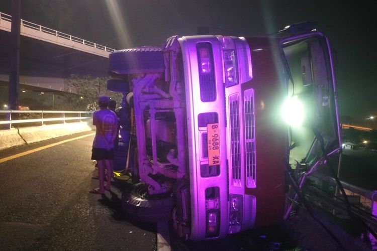 Muatan Overload Diduga Jadi Penyebab Truk Terguling di Tol Kebon Jeruk Jakbar