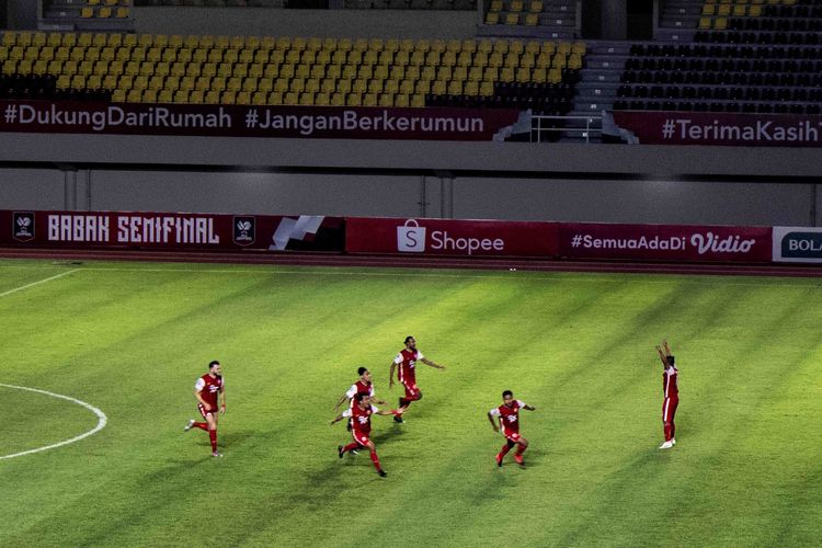 Pemain Persija Jakarta melakukan selebrasi seusai adu penalti mengalahkan PSM Makassar yang berakhir dengan skor 4-3 semifinal leg kedua Piala Menpora 2021 di Stadion Monahan Solo, Minggu (18/04/2021) malam.